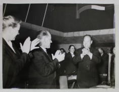 REPREZENTANTUL CHINEI APLAUDAT DE DELEGATIA U.R.S.S. LA CONGRESUL AL VIII - LEA AL P.C.I. , FOTOGRAFIE DE PRESA , ROMA , 1956 foto