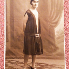 Tanara in tinuta de epoca - Fotografie datata 1927