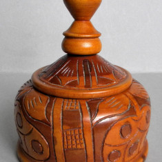 Caseta circulara vintage din lemn cu capac, ornamente sculptate Pomul Vietii