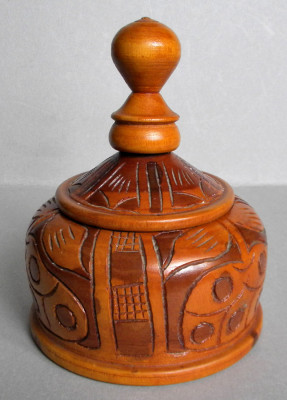 Caseta circulara vintage din lemn cu capac, ornamente sculptate Pomul Vietii foto