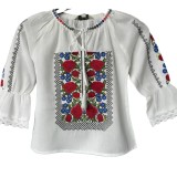 Cumpara ieftin Ie traditionala alba pentru fetite cu motiv floral rosu - ITF04