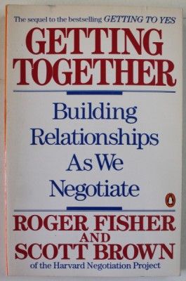 GETTING TOGHETER by ROGER FISHER and SCOTT BROWN , BUILDING RELATIONSHIPS AS WE NEGOTIATE , 1989 foto
