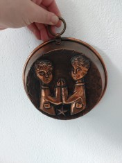 Tava tavita forma de cupru emboasata/ reliefata cu 2 baieti / serie zodiac gemeni, 16cmx4cm