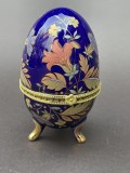 Cutie de bijuterii Faberge vintage, cu formă de ou din metal și capac articulat