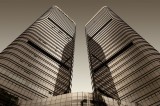 Tablou Canvas, "Turnuri gemene oglindite &icirc;n apusul urban.", Turnuri, &Icirc;nălțime, Geometrie, Simetrie, Metal, Sticlă, Modern, Arhitectură, Urban, Impresi