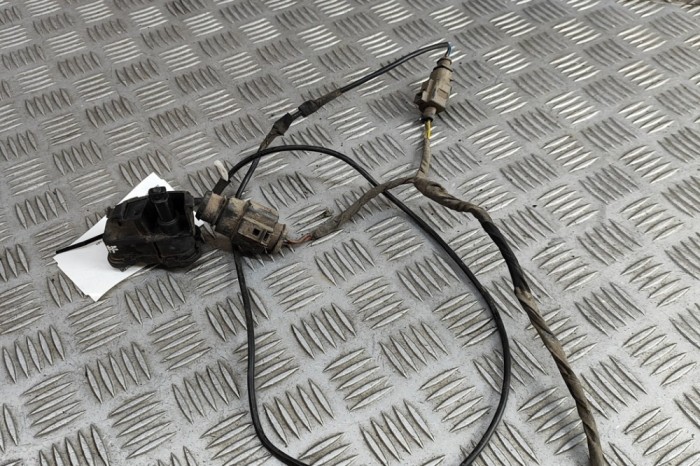 &Icirc;ncuietoare capac rezervor VW AMAROK 2H_, S1B 2018 OEM: 2H6810773A 31382920