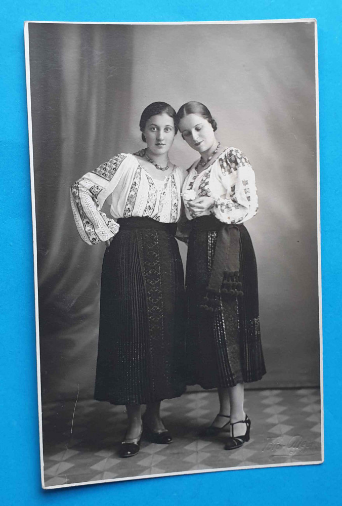 Costum popular traditional Romanesc - CP 1930 - Foto studio Olteanu Campina