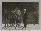 SINAIA , TREI TINERE SI UN TANAR , PE SCHIURI , FOTOGRAFIE , DECEMBRIE , 1931