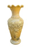 Vaza Opalina Antica cu Flori Reliefate, 21cm, Baza 6.5cm, Sticla Crem Semitransparenta, Colectie