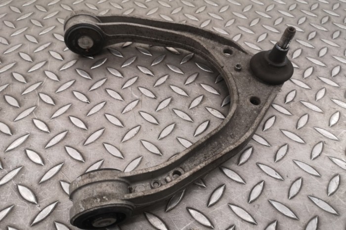 Braț superior dreapta față PORSCHE CAYENNE 9PA 2007 OEM: 7L0407047B 25823211