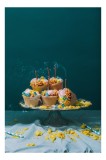 Tablou Canvas, "Petrecerea s-a terminat &icirc;n tăcere", Cupcakes, Farfurie, Decor, Torturi, Lum&acirc;nări, Sărbătoare, Nisip, Fum, Glazură, Verde, Galben, Alba