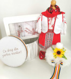 Cumpara ieftin Set Botez Traditional Muna - 4 piese costumas, lumanare, trusou si cufar, Ie Traditionala