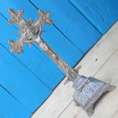 DEOSEBIT! CRUCIFIX MARE SI VECHI PE SOCLU - SUPERB DECORAT - ANTIMONIU 1,2 KG foto