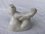 Sculptura moderna din marmura infatisand doua femei dansand