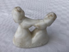 Sculptura moderna din marmura infatisand doua femei dansand
