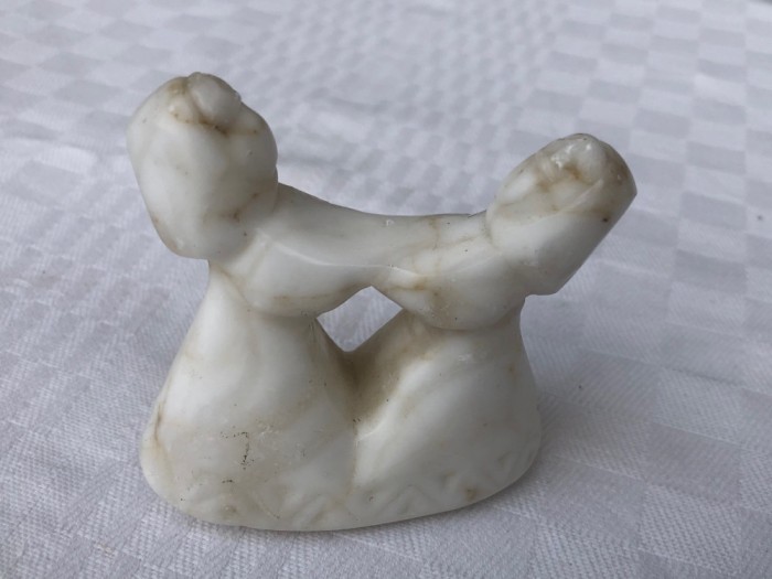 Sculptura moderna din marmura infatisand doua femei dansand