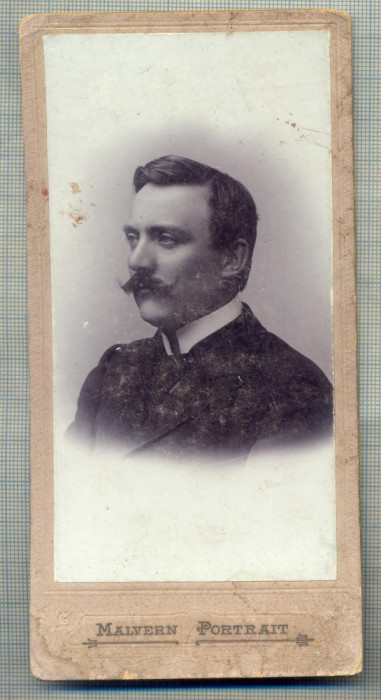 AB FOTO CABINET 127 -BARBAT IN TINUTA DE EPOCA -,,MALVERN PORTRAIT&quot;