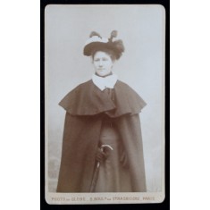 DOAMNA CU PELERINA SI UMBRELA , PHOTO DU GLOBE , PARIS , FOTOGRAFIE TIP C.D.V. , MONOCROMA, LIPITA PE CARTON , DATATA 1895