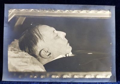 OCTAVIAN GOGA PE CATAFALC , FOTOGRAFIE DE GUGGENBERGER MAIROVICH , MONOCROMA , PE HARTIE CRETATA , 1938 foto