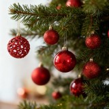 Set de ornamente pentru brad &ndash; 100 de globuri + v&acirc;rf stea &ndash; roșu