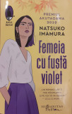 Femeia cu fusta violet