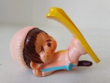 Figurina Moncchichi pe schiuri / schior (momncici, kiki), Sekiguchi Japan 1979, cauciuc, cca 5x4.5cm, colectie, vintage