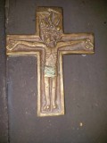 Crucifix masiv model antic in relief,crucifix religios colectie,patina originala