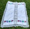 Fata de masa taraneasca veche din panza tesuta in razboi, de casa, brodata manual si cu dantela de mana, model cu flori, Maramures
