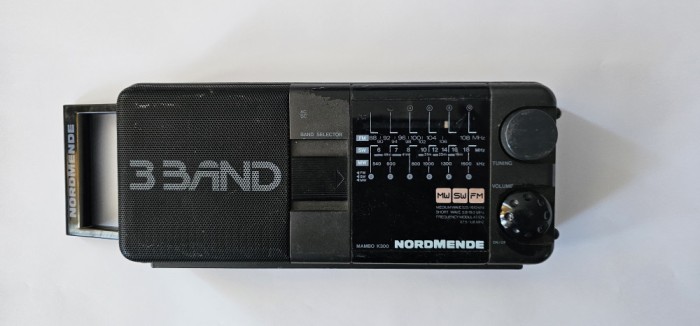 RADIO NORDMENDE MAMBO K300, MW/FM/SW , NU FUNCTIONEAZA DOAR FASAIE .