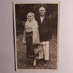 Fotografie cu cuplu cu doamnă în costum popular