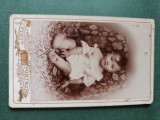 Fotografie atelier Visit Portrait ,COPIL PE PATURA ,dimensiuni 11cm x 6 cm .
