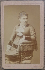 Doamna sezand pe scaun// CDV Franz Mandy, Bucuresci, Fotograful Curtii Regale foto