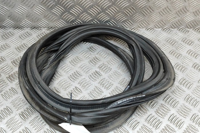 Garnitura de cauciuc haion VW ARTEON 3H7 2023 OEM: 3G8827705 28202287