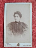 Fotografie tip CDV, femeie in tinuta eleganta, inceput de secol XX