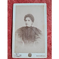 Fotografie tip CDV, femeie in tinuta eleganta, inceput de secol XX