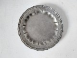 Farfurie mica metalica (aliaj) marcat 95% si o stanta cu un leu, 11cm diametru