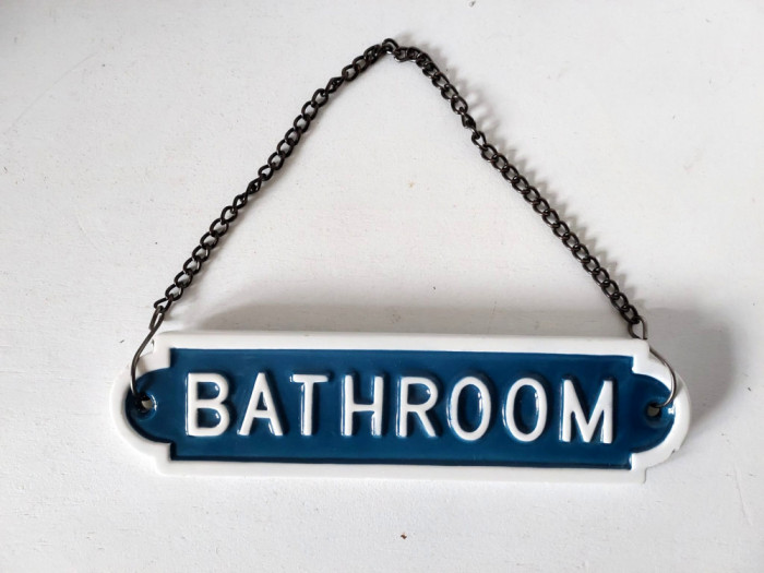 Semn baie Bathroom, ceramica glazurata, cu lant negru metalic, 18x4.5cm