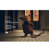 Invazia animalelor de plus - Invasion of the Stuffed Animals (editie bilingva)