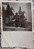 Tanar langa statuia lui Matei Corvin, Cluj// fotografie
