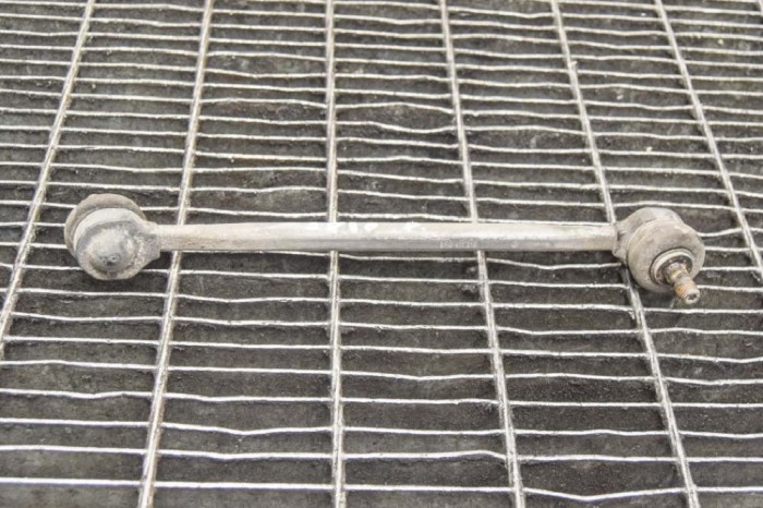 Bieleta stabilizatoare dreapta față AUDI A1 8X1, 8XK 2015 OEM: 6R0411315 | 11706120