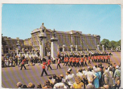 bnk cp Militare - Anglia - Garzi in mars in fata Palatului Buckingham foto