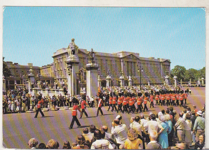 bnk cp Militare - Anglia - Garzi in mars in fata Palatului Buckingham