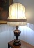 Lampa Veioza Italian Regancy design clasic atemporal picior lemn strunjit abajur material textil 85 cm lampadar sec XX