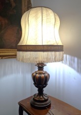 lampa Veioza Italian Regancy design clasic atemporal picior lemn strunjit abajur material textil 85 cm lampadar sec XX
