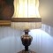 lampa Veioza Italian Regancy design clasic atemporal picior lemn strunjit abajur material textil 85 cm lampadar sec XX