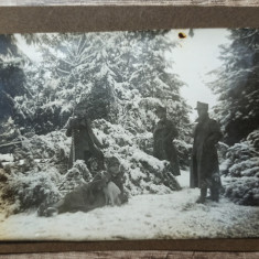 Elevi militari pozand cu un catel, iarna, perioada interbelica// fotografie