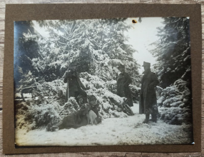 Elevi militari pozand cu un catel, iarna, perioada interbelica// fotografie foto