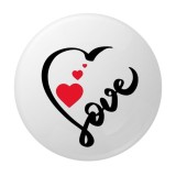 Cumpara ieftin Insigna rotunda Love cu inimioare rosii, 58 mm, model romantic, prindere cu ac
