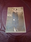 fotografie tip carte postala, Femeie eleganta, alb negru - circulata