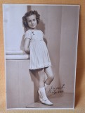Fotografie datata anul 1937 - atelier Sellman Bucuresti, Calea Victoriei - fetita ce poarta o medalie, probabil premiu scolar